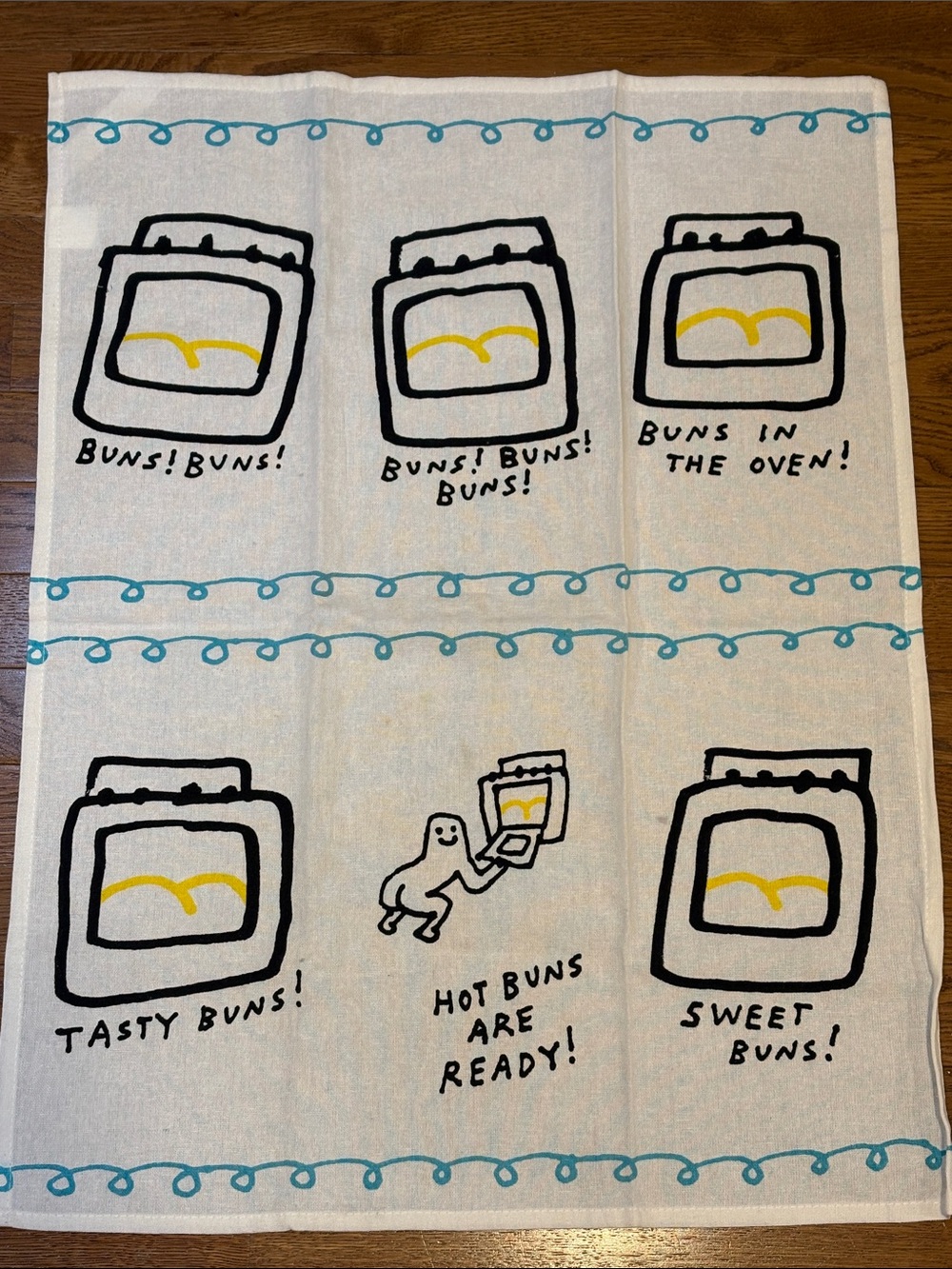 Blue Q | Printed Tea Towel “Hot Buns Are Ready” & “Buns In The Oven” One Size OS